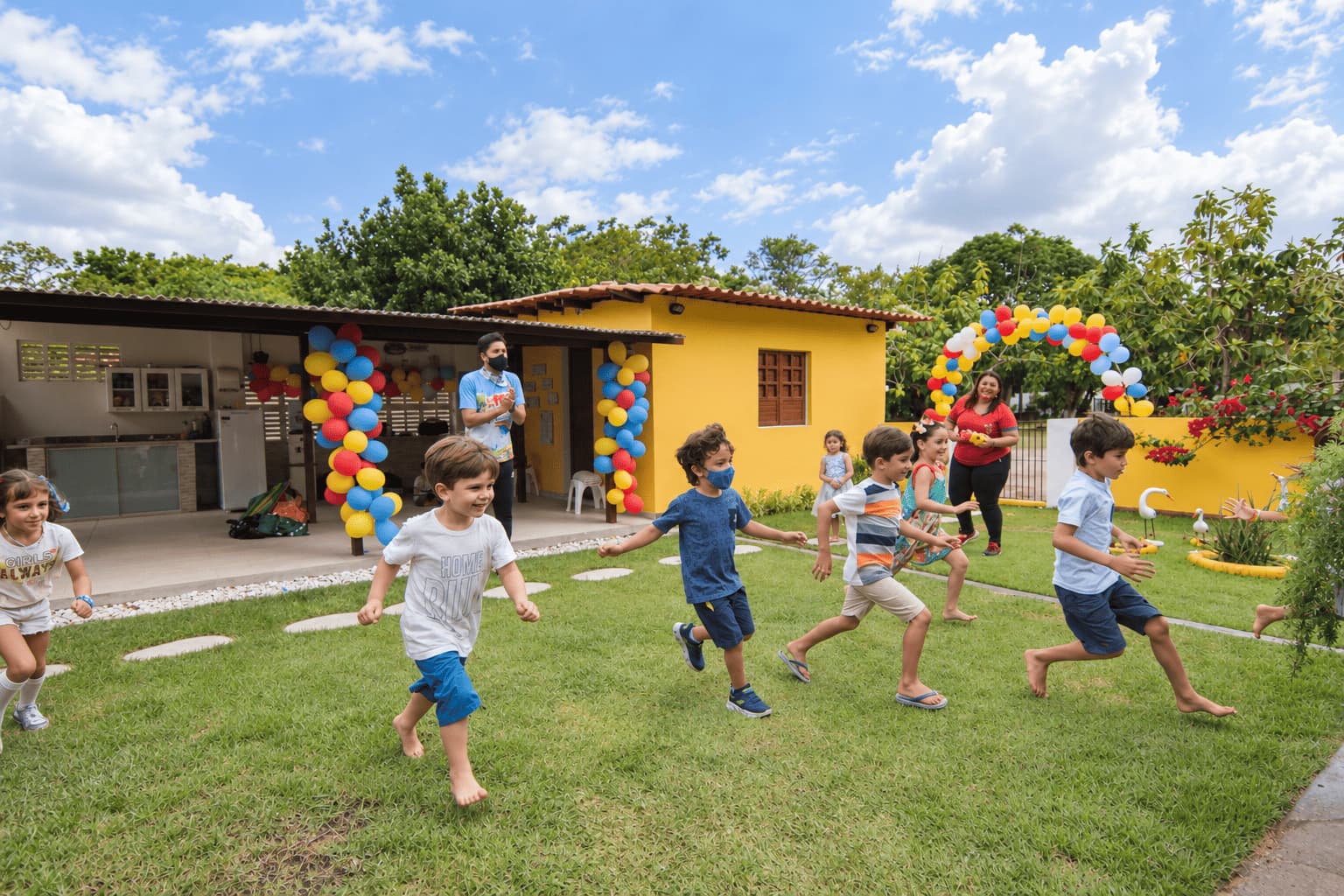 Crianças brincando em festa infantil em Salvador